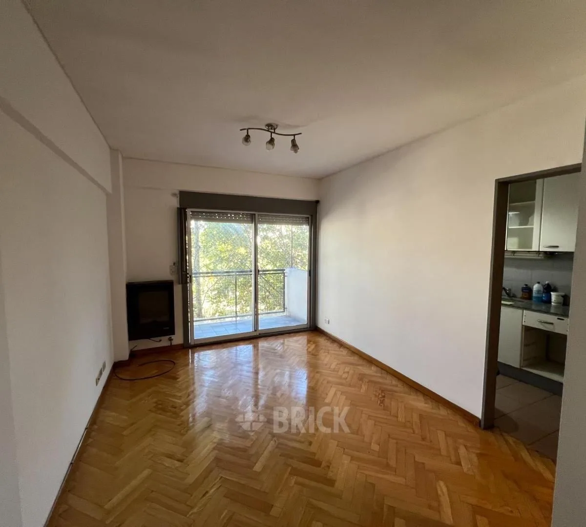 Semipiso de 2 ambientes y medio al frente en Flores