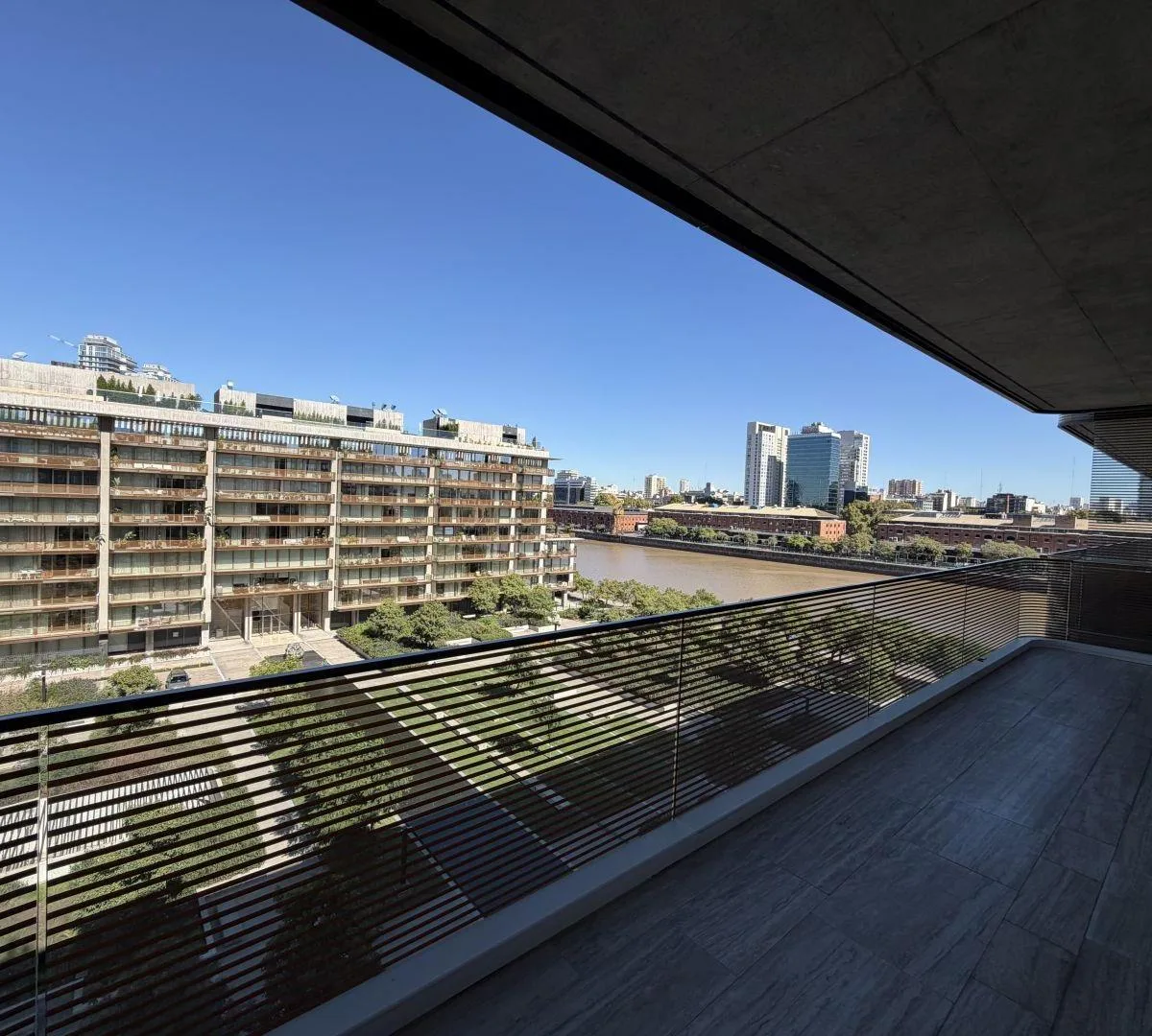 Новая двухкомнатная квартира с балконом в Puerto Madero