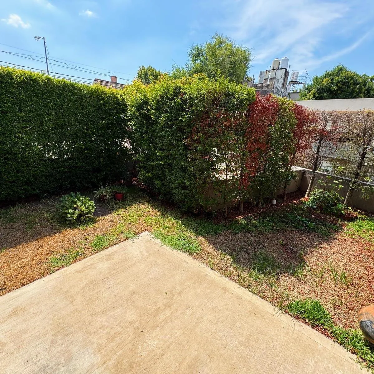 Apartamento de 2 ambientes com jardim e vaga coberta em San Fernando