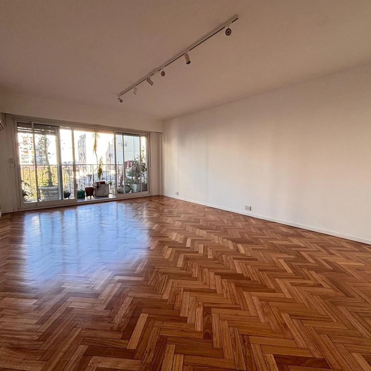 Apartamento reciclado de 4 dormitórios em Recoleta com vaga fixa