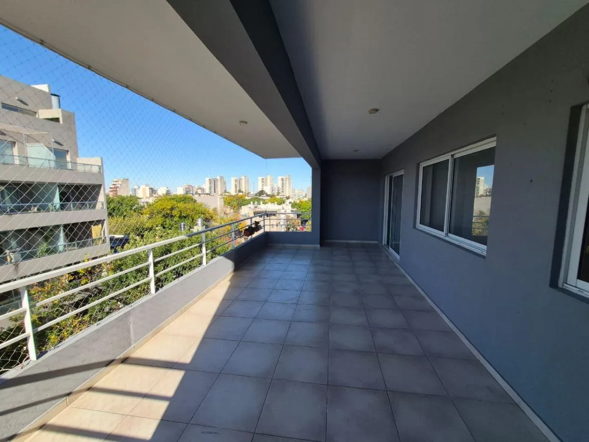 Квартира с 3 спальнями, балконом-террасой и (закреплённым) парковочным местом в Villa del Parque