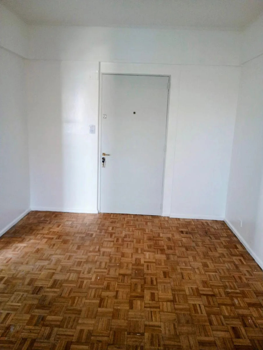 Apartamento de três ambientes de frente com varanda em Balvanera