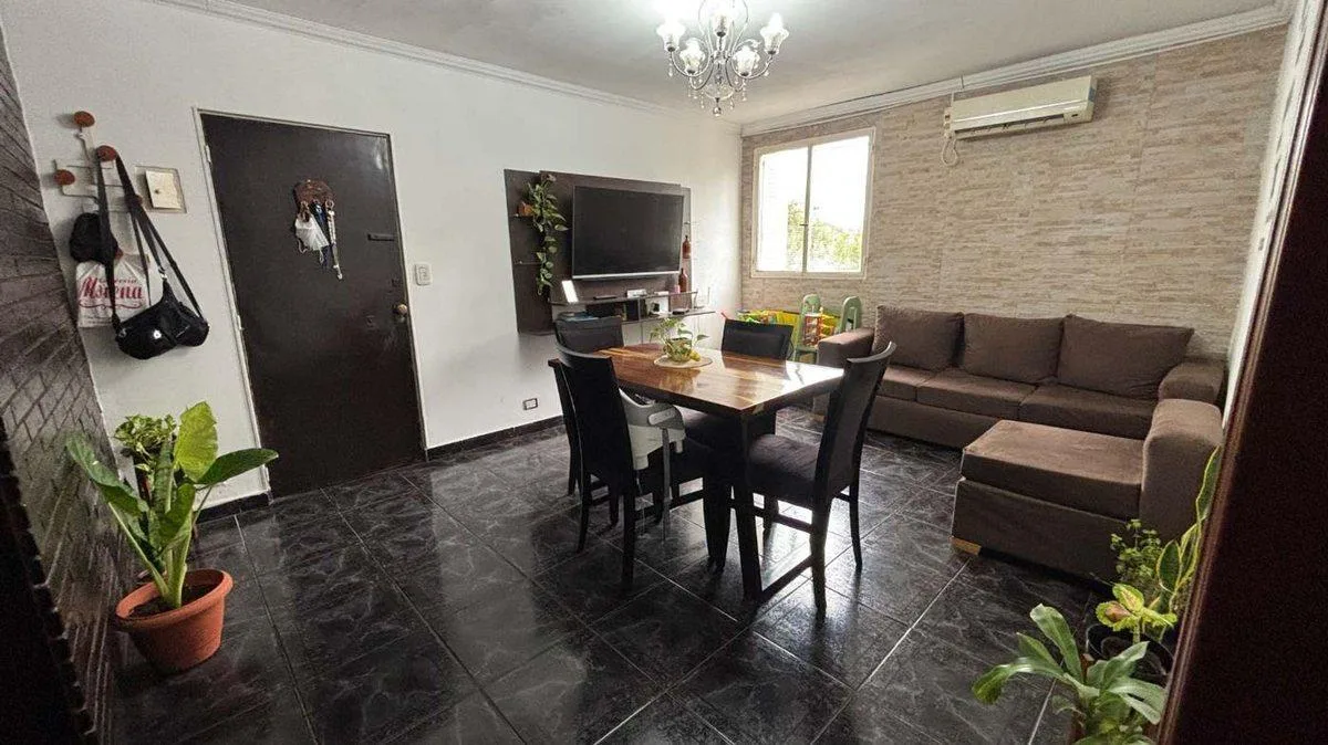 Apartamento de três ambientes em Haedo, Morón