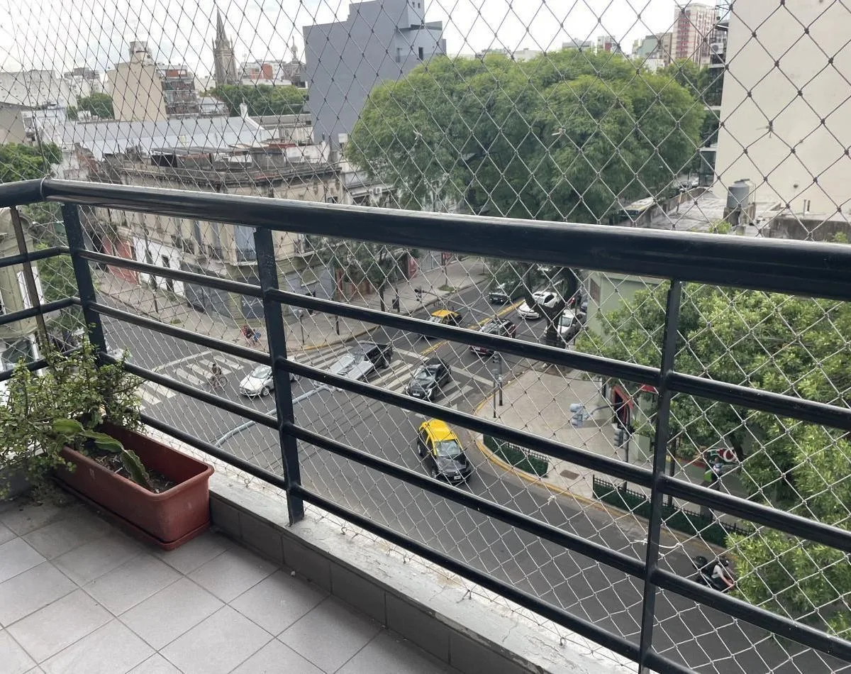 Квартира с тремя комнатами, окна на улицу, с балконом и парковочным местом в Buenos Aires