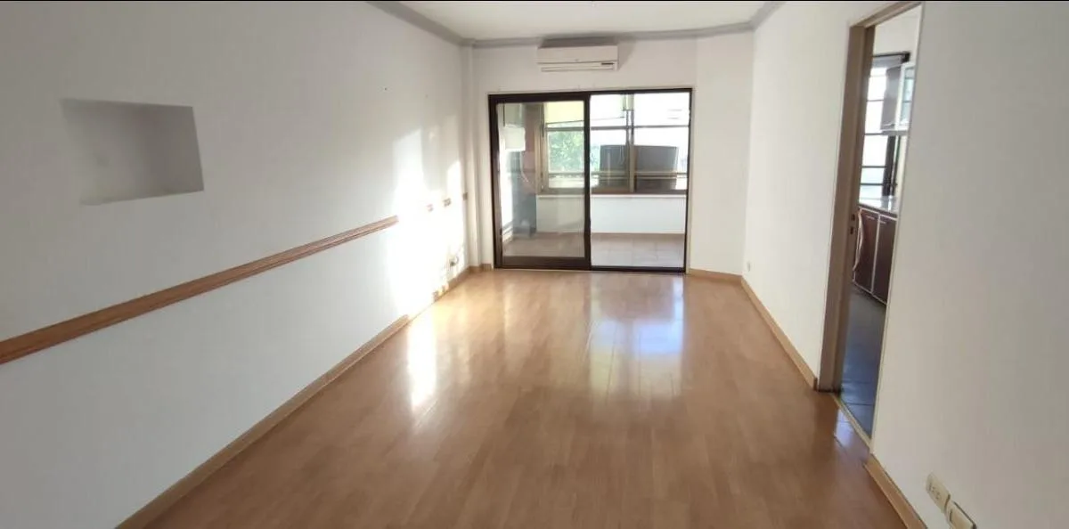 Departamento de 3 ambientes al frente con cochera en Flores