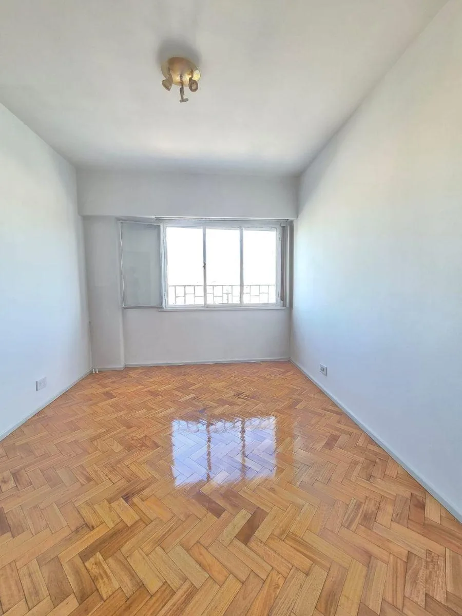 Трёхкомнатная квартира в San Cristóbal на Av. Entre Ríos 1000