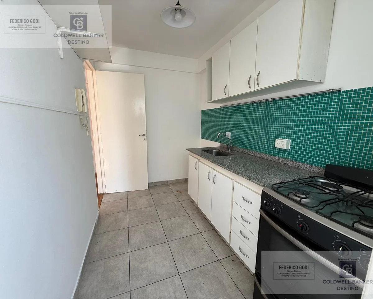 Apartamento de dois ambientes com cozinha e área de serviço em Villa Urquiza