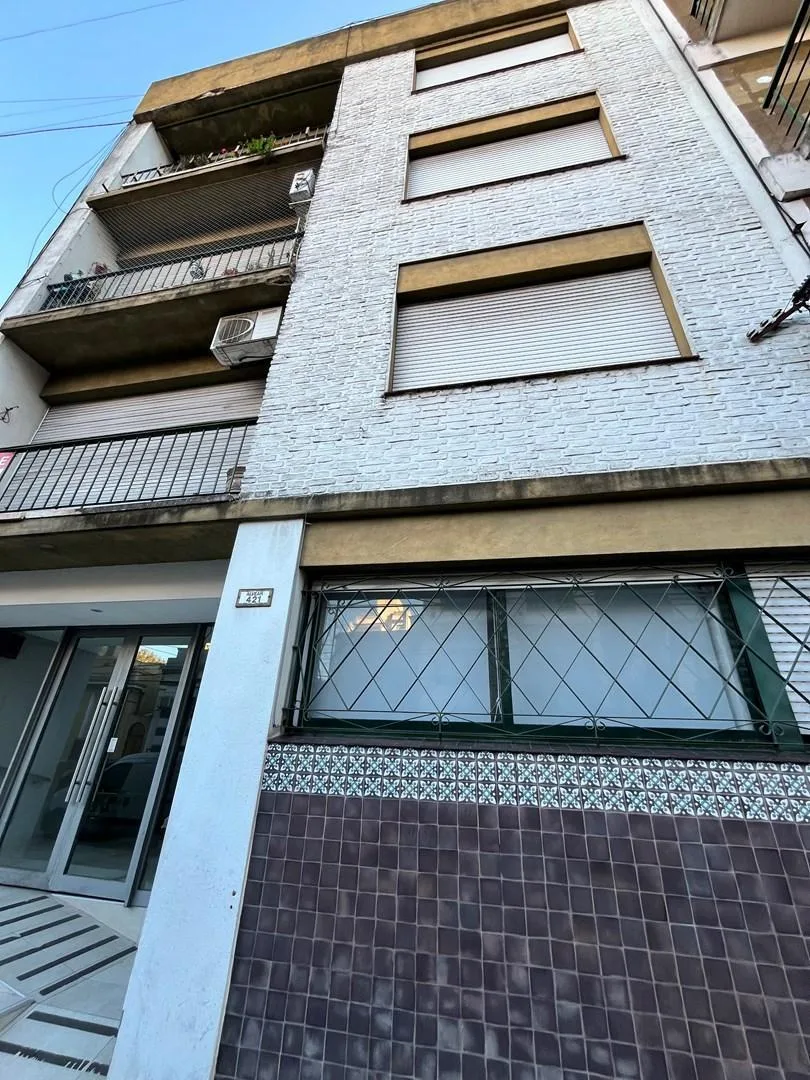 Apartamento de dois ambientes com pátio em Quilmes Centro