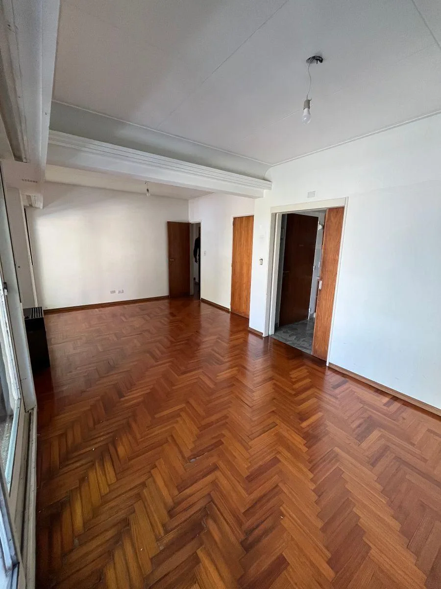 Departamento al frente de 5 ambientes con patio en Villa Urquiza