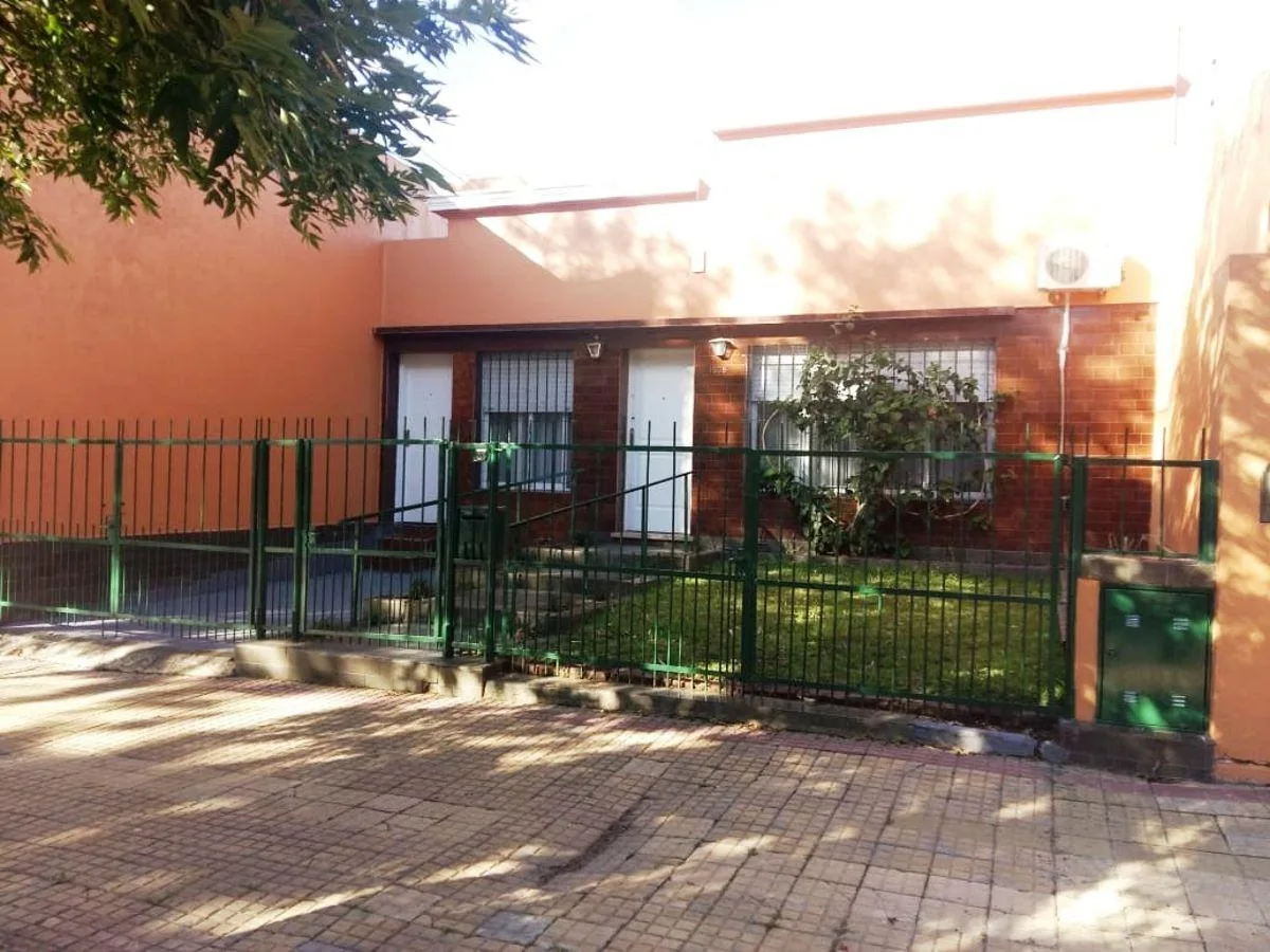 Casa de 2 dormitorios con patio y guardacoche en La Plata