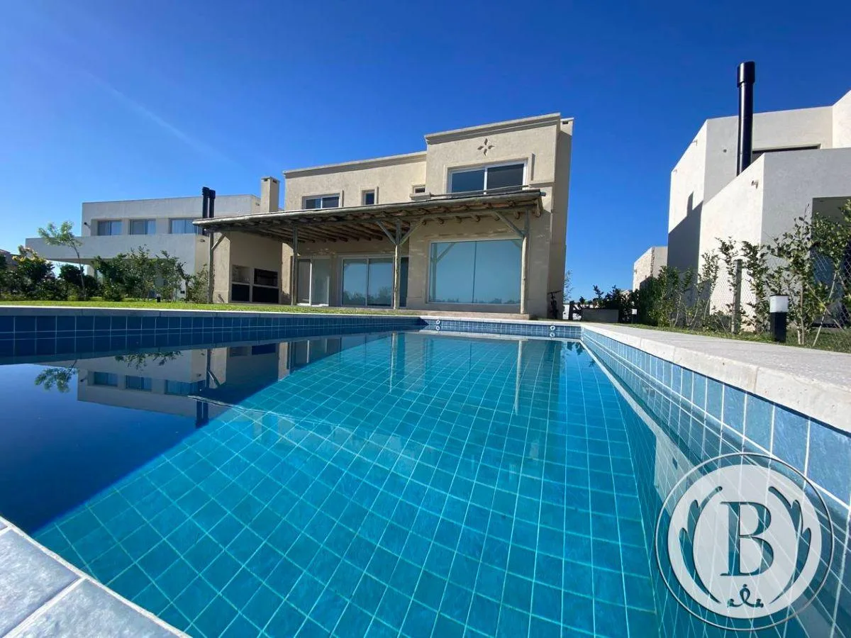 Four-bedroom house with lagoon-facing lot in Tigre