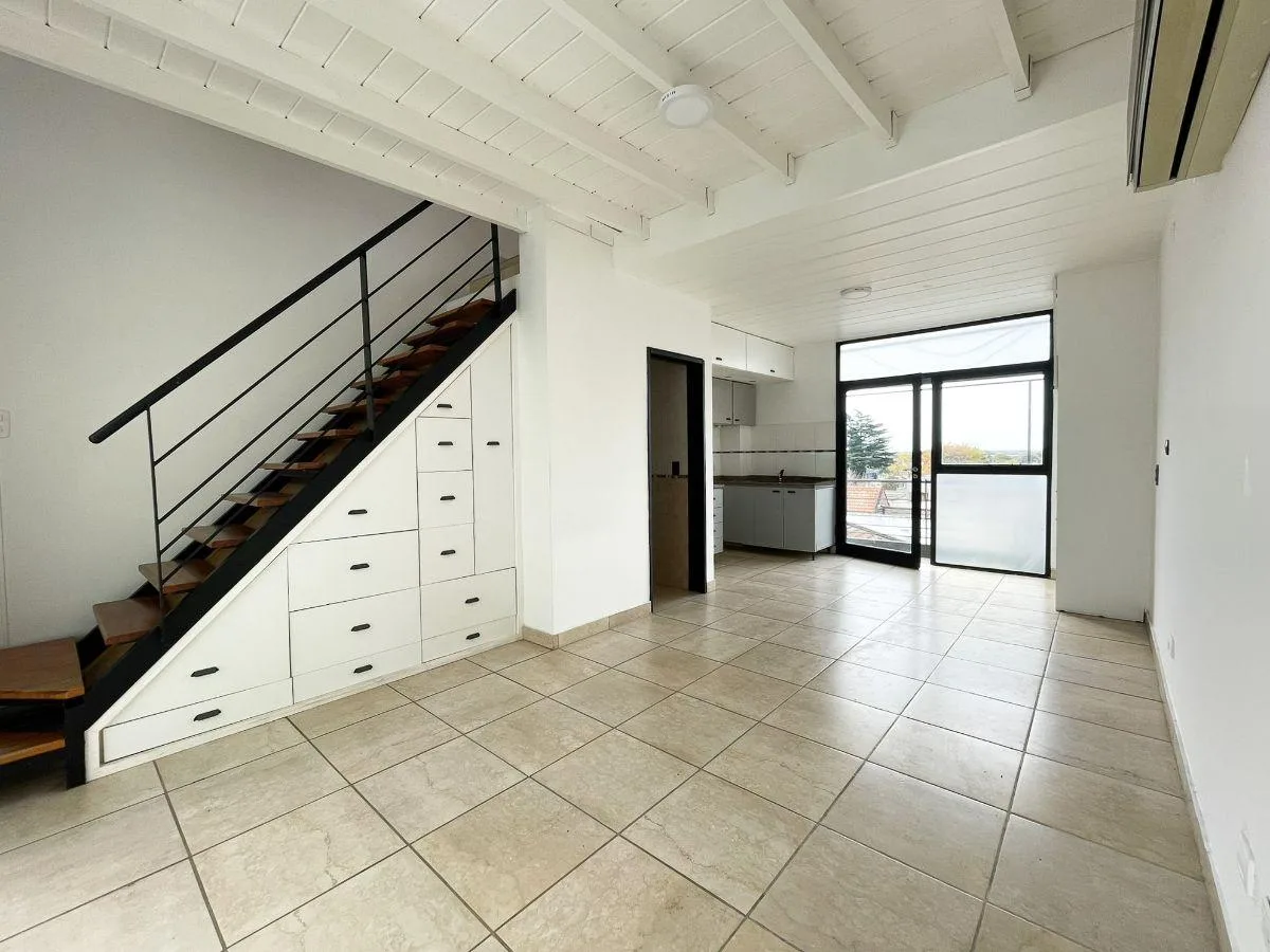 Departamento dúplex de 2 ambientes en Bernal