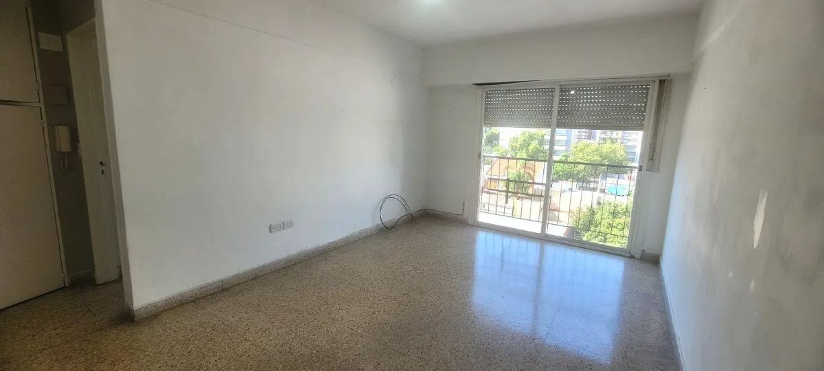 Apartamento de 2 ambientes na zona de Lanús, de fundos