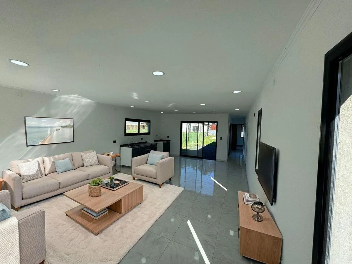 Casa de três ambientes com 2 banheiros, suíte e piscina em San José