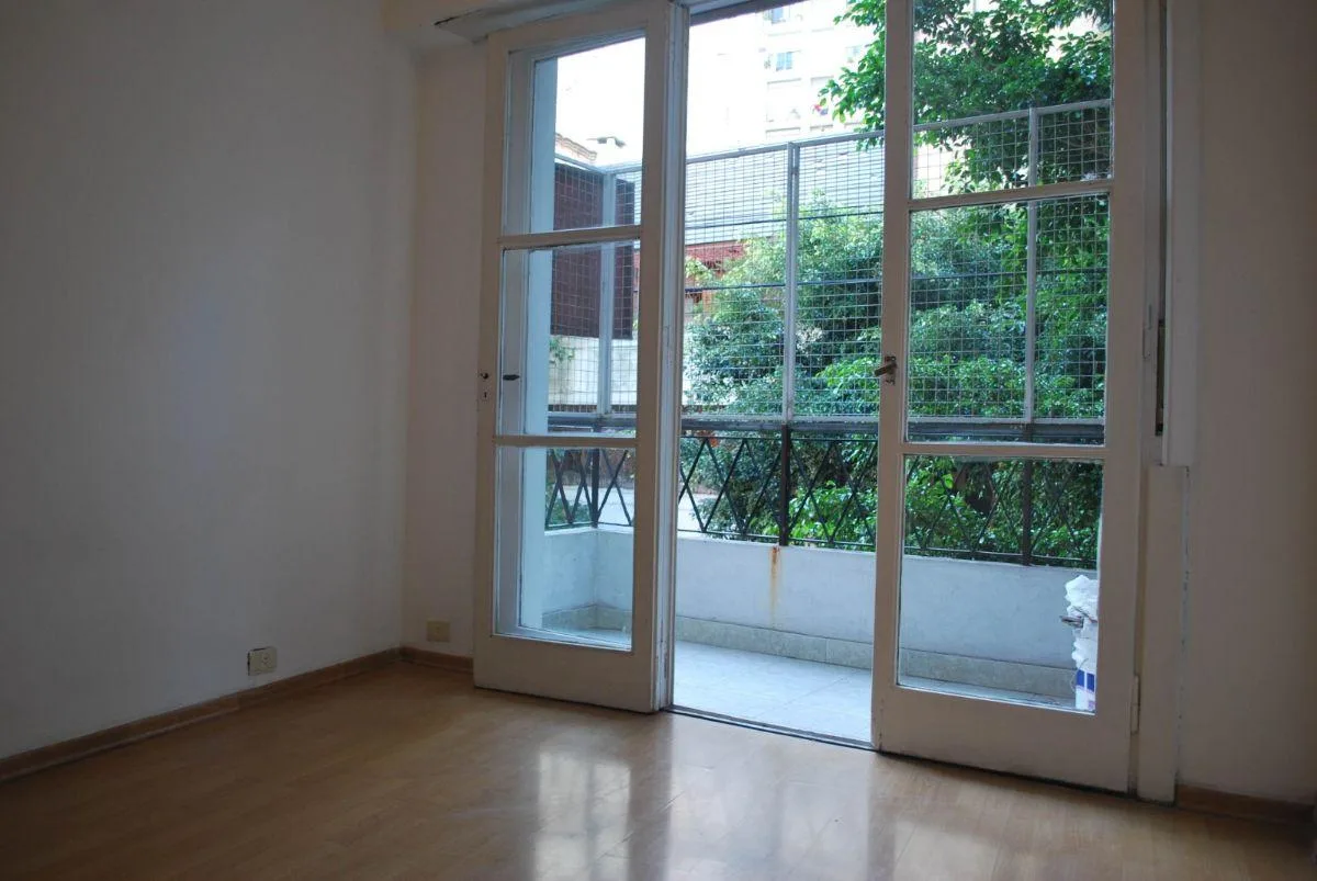 Apartamento de dois ambientes de frente com varanda no primeiro andar