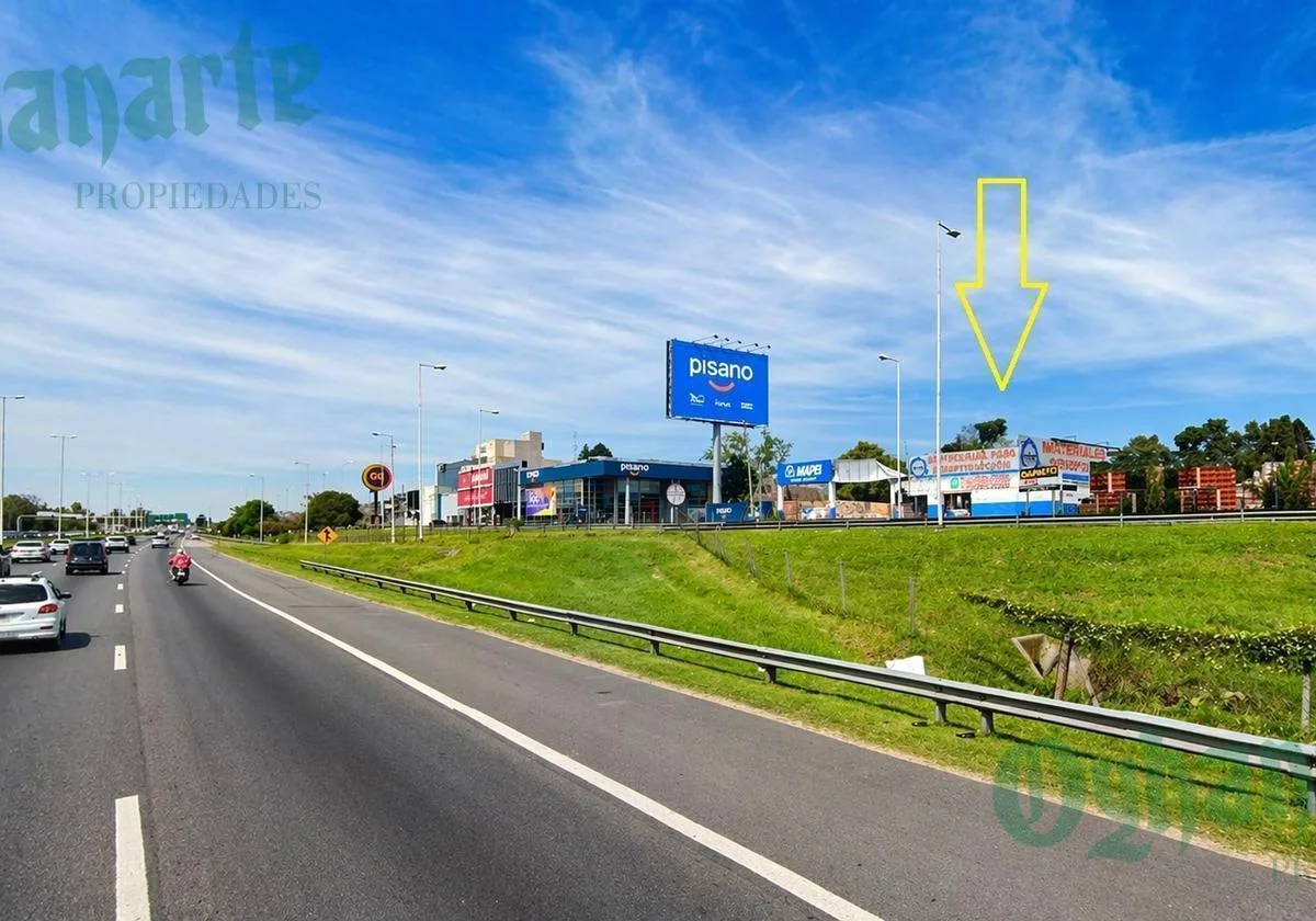 Importante Fraccion con Mejoras Sobre Acceso Oeste en Ituzaingo