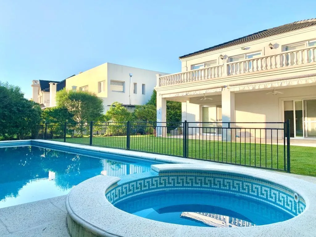 Unfurnished four-bedroom house in Tigre