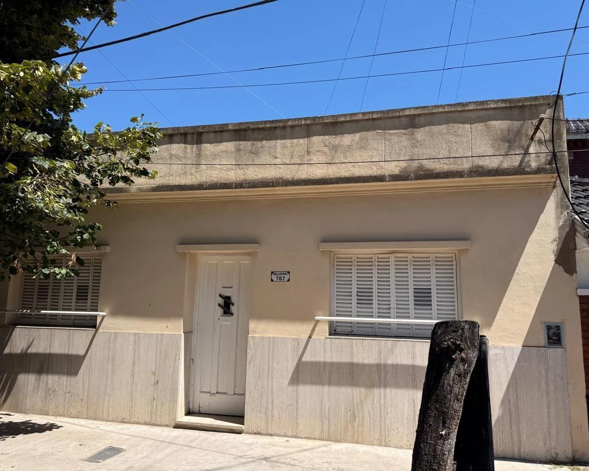 Casa de 4 ambientes para uso profesional en Morón
