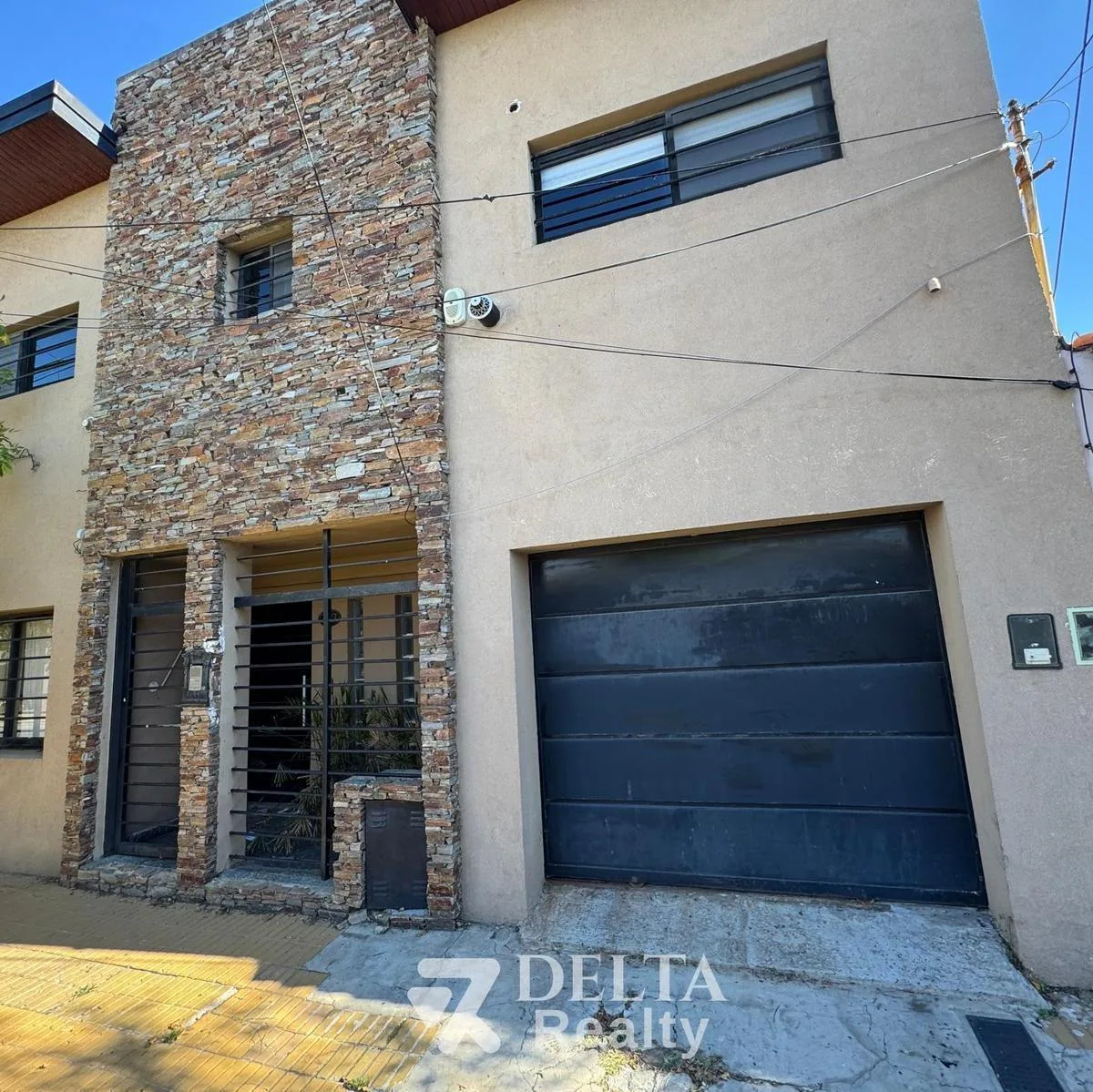 Casa de 4 dormitorios con patio, terraza y garage en Berazategui
