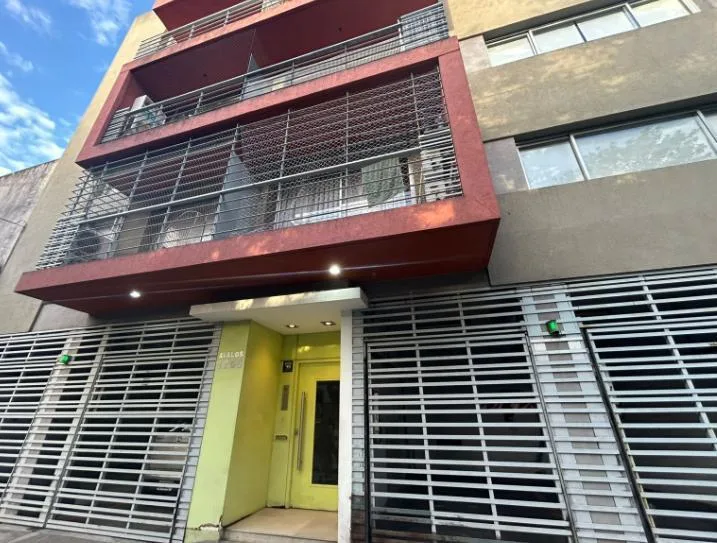 Mobiliado kitnet de 1 quarto com varanda em Parque Chas