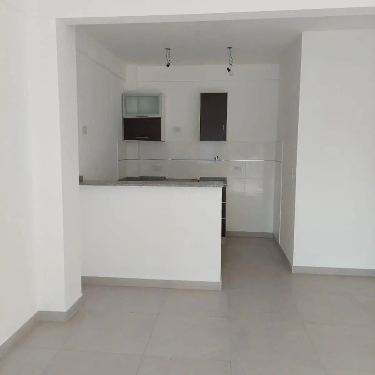 Apartamento de dois ambientes em meio andar em Monte Castro