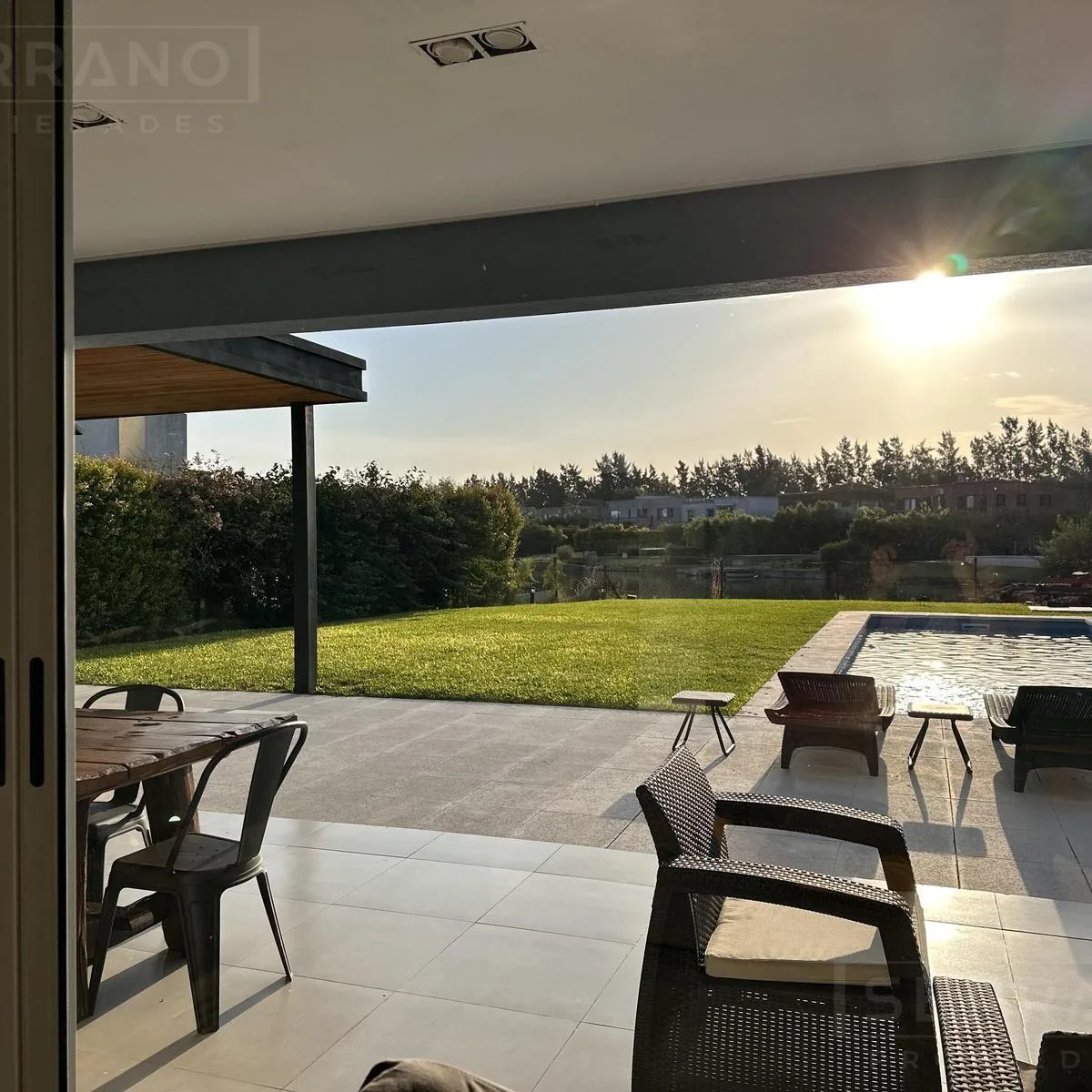 Four-bedroom house for sale in Tigre with pool and lake views