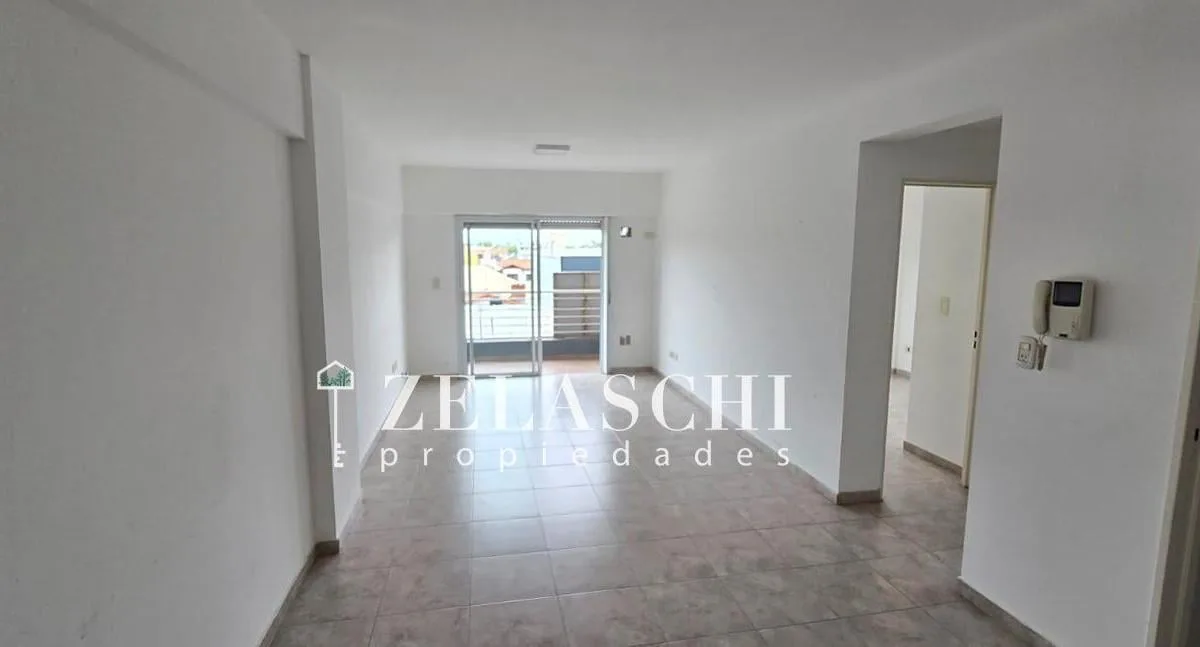 Apartamento de dois ambientes de frente para a rua em Caseros