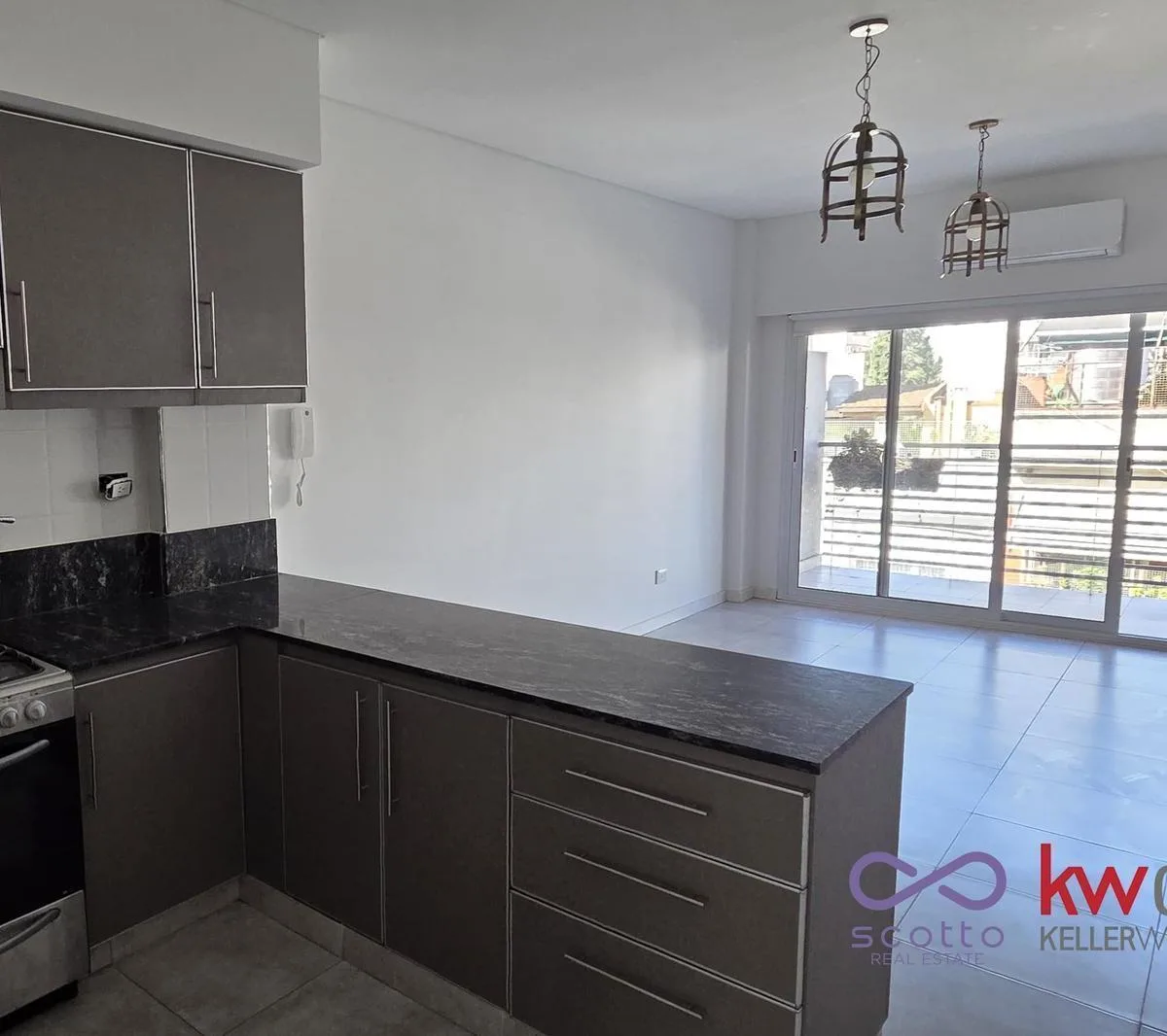 Apartamento de dois ambientes com vaga e varanda de frente em Flores