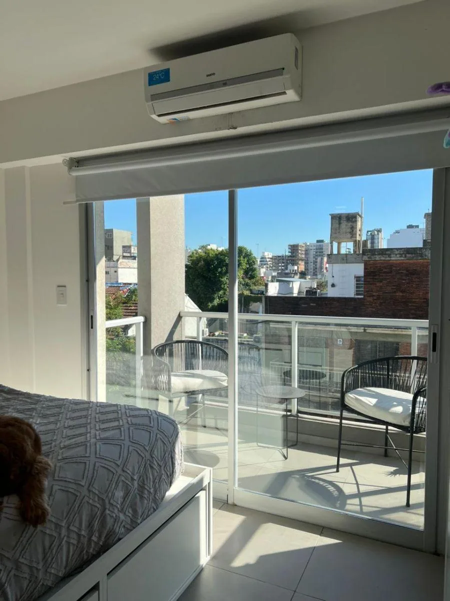 Kitnet de 1 ambiente de frente com varanda em Boedo