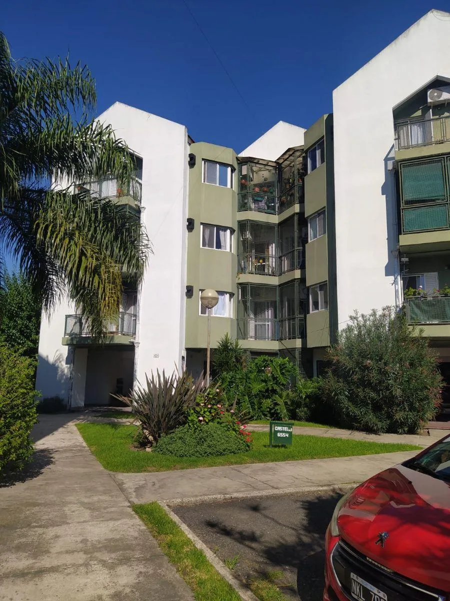 Three-room apartment with 2 balconies and parking space in Vicente López