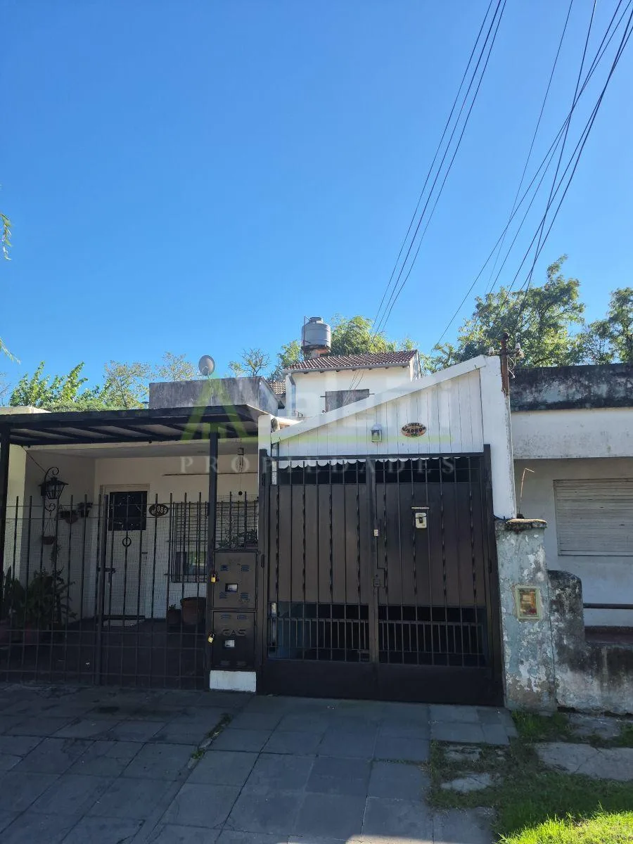 PH de 3 ambientes en 2 plantas con cochera y patio en Hurlingham