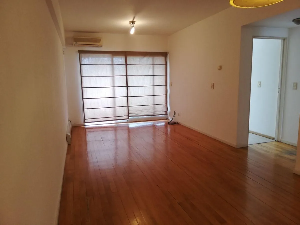 Apartamento de dois ambientes de frente com varanda e vaga fixa em Caballito