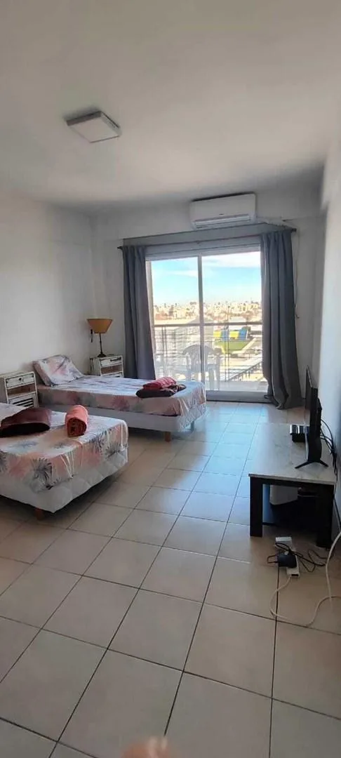 Kitnet com balcão nos fundos em Chacarita