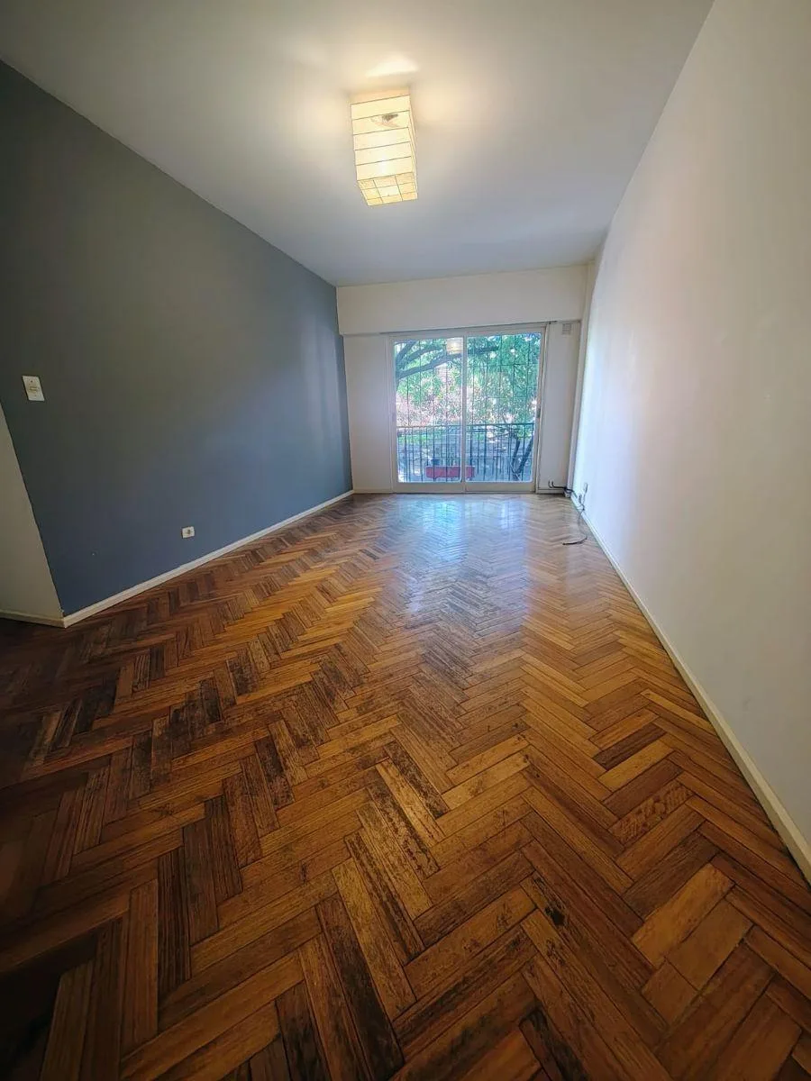 Two-bedroom, front-facing apartment with balcony in Almagro