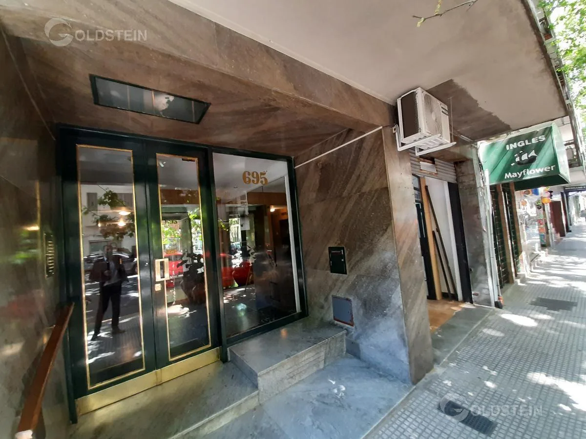 Departamento de 2 ambientes con balcón semiaterrado en Almagro