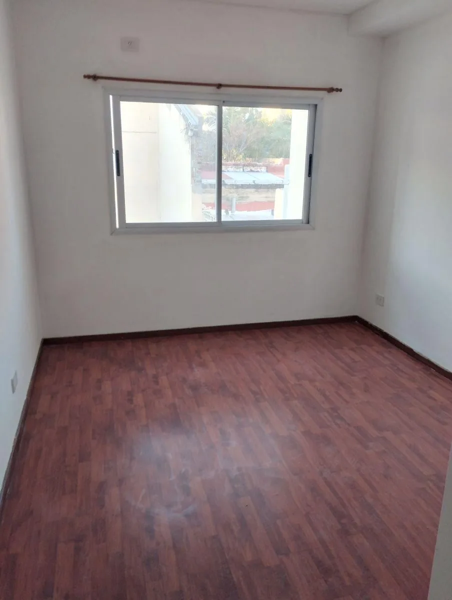 Apartamento de dois ambientes de frente em Remedios de Escalada Centro