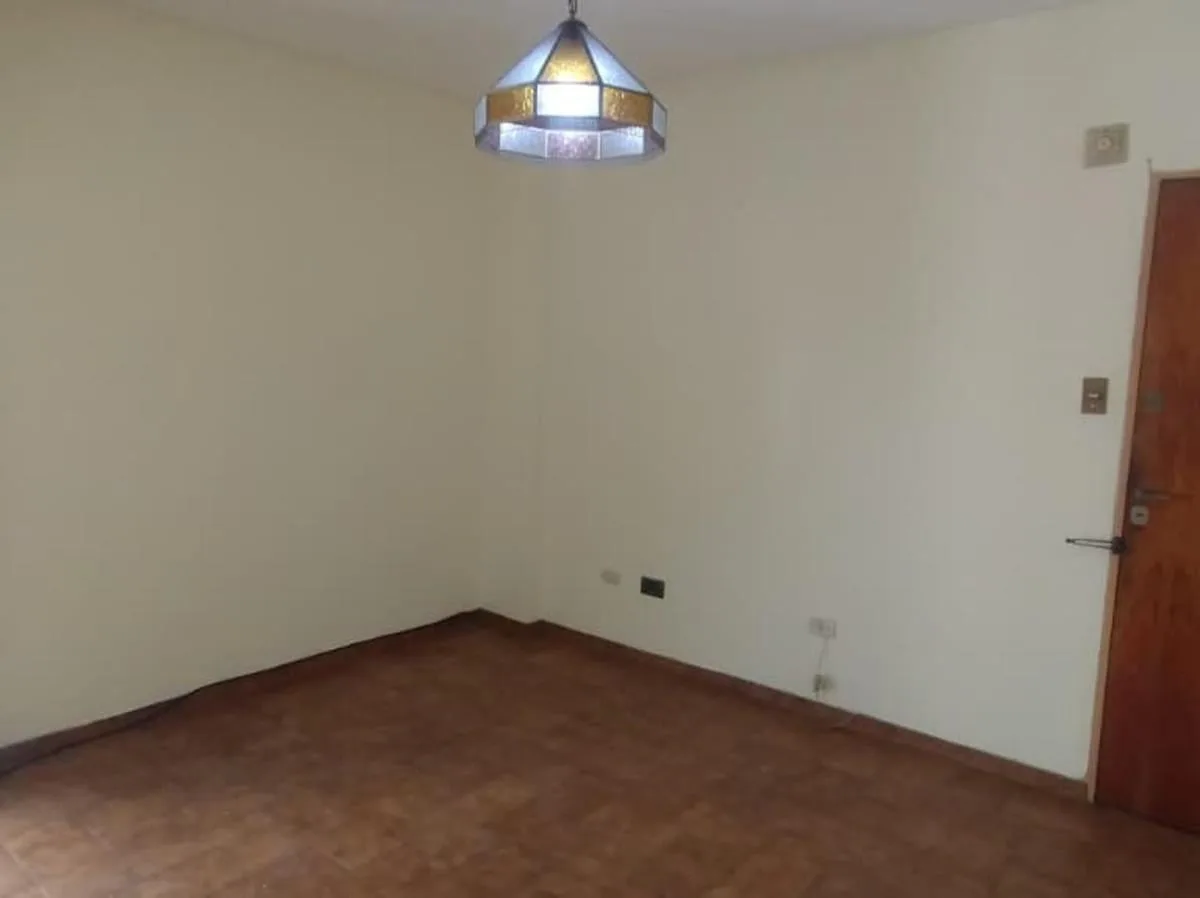 Apartamento de dois ambientes lateral com área de serviço independente em Villa General Mitre