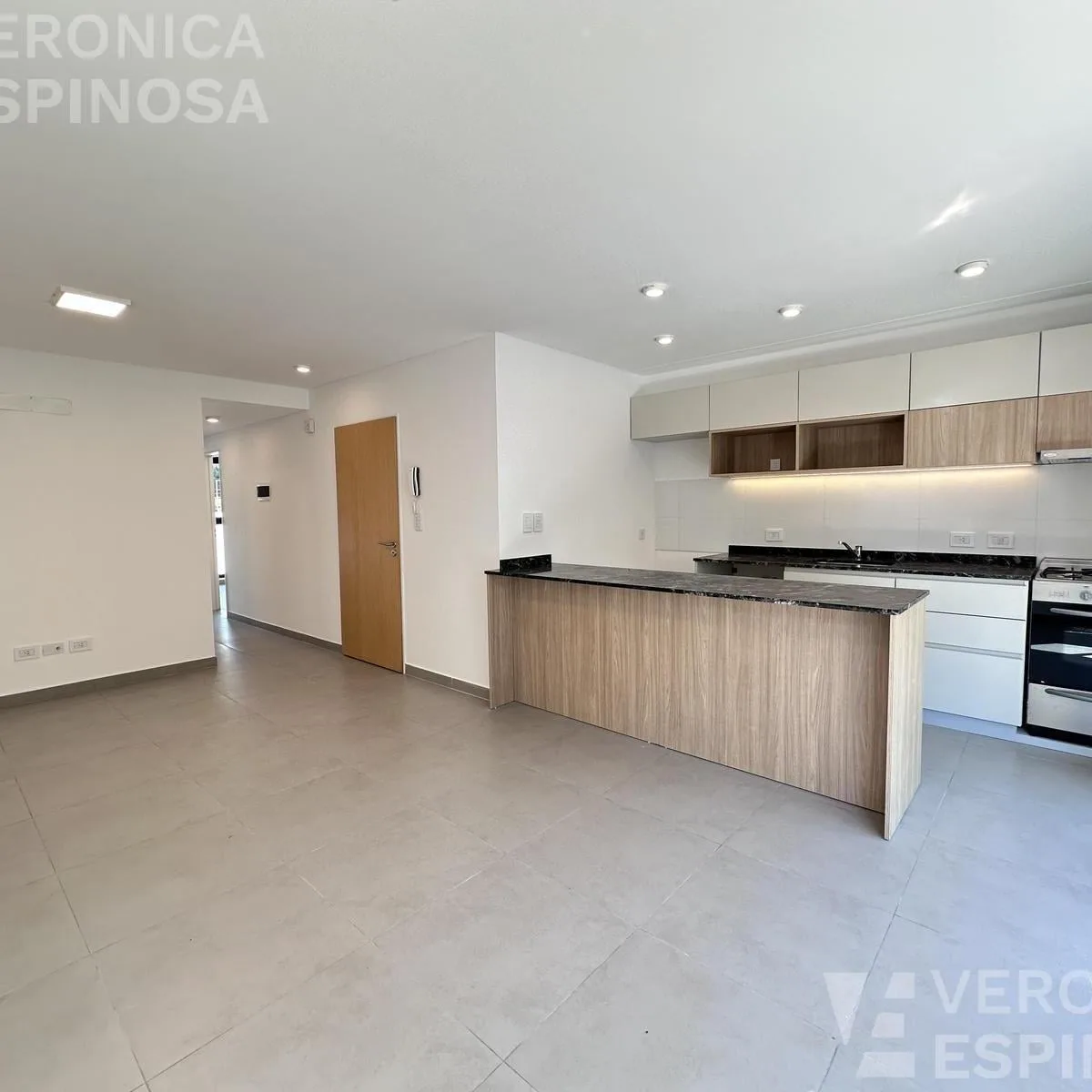 Apartamento de três ambientes com 2 dormitórios e vaga de garagem em Morón