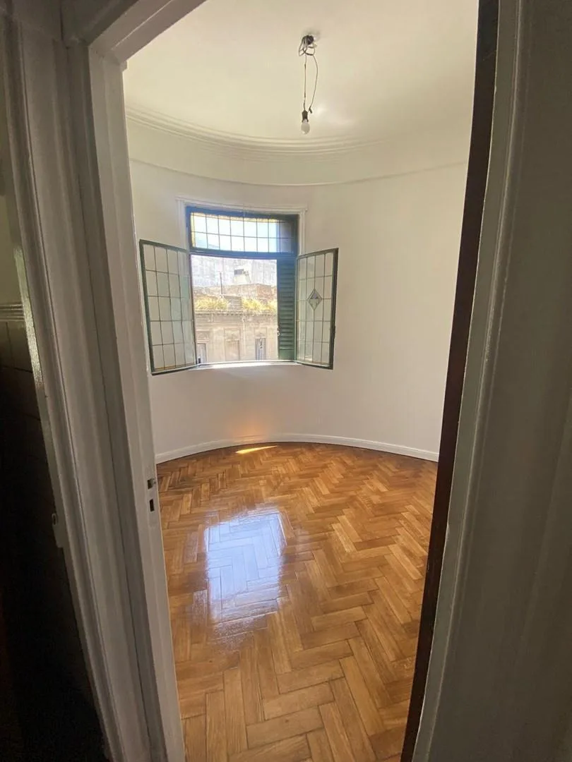Departamento de 2 ambientes y medio apto profesional en esquina en Monserrat