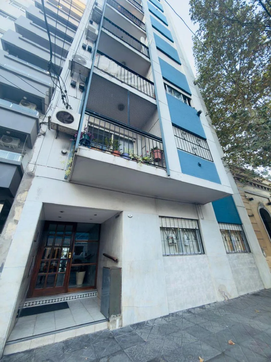 Apartamento de três dormitórios de frente com varanda em Lanús Oeste