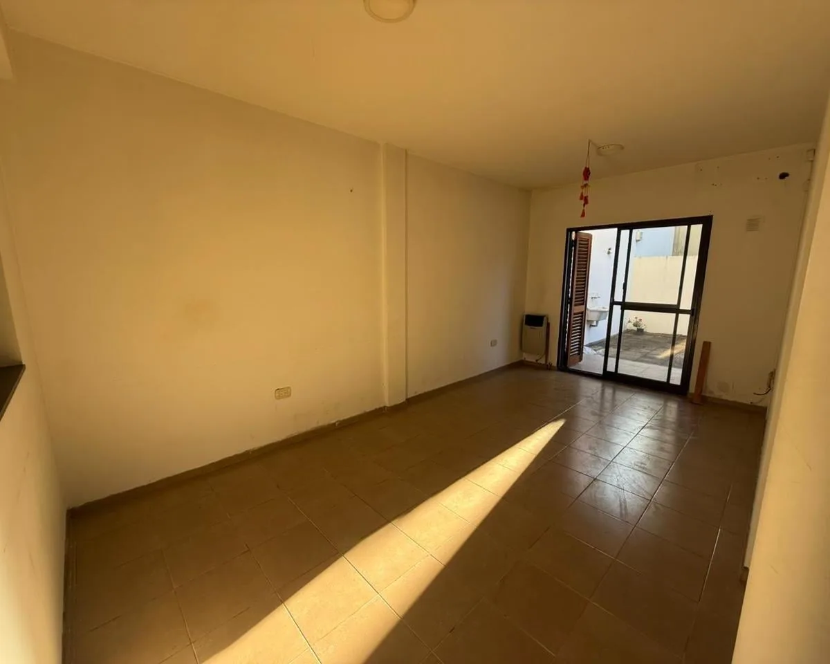 Apartamento de 1 dormitório com escritório, quintal e vaga em La Plata