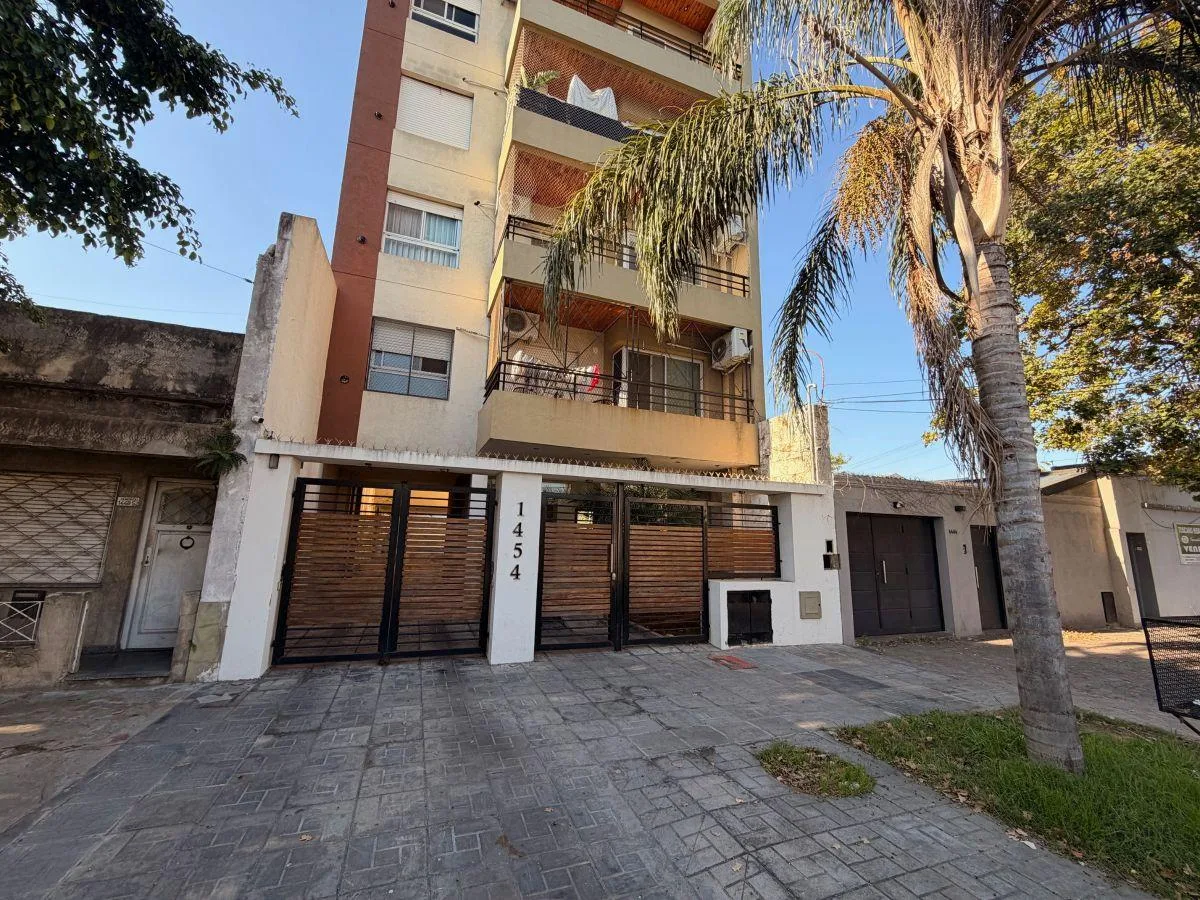 Kitnet mobiliada de um ambiente com varanda em Lanús
