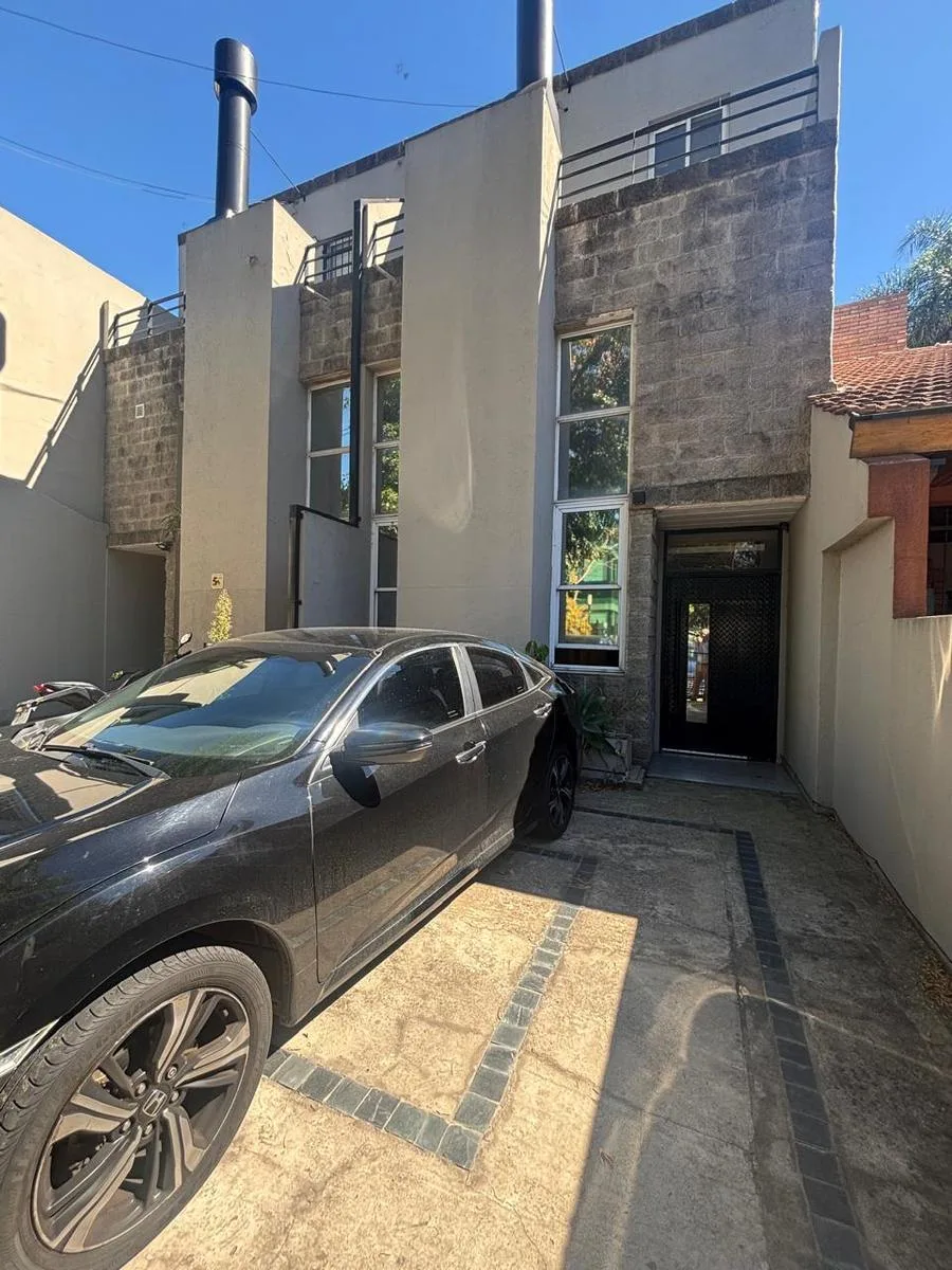 Two-storey house for office use in Martínez