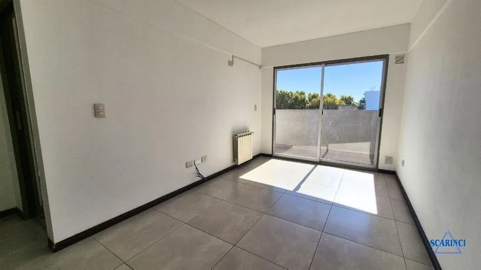Apartamento de dois ambientes com varanda em Sáenz Peña, Tres de Febrero
