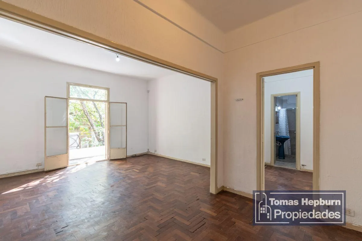 Apartamento de dois ambientes em Monte Castro com varanda