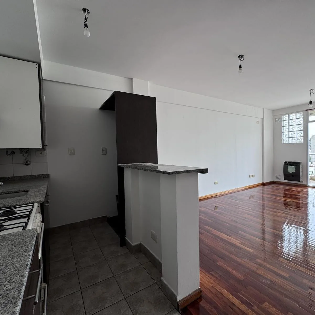 Monoambiente con balcón al contrafrente en San Cristóbal