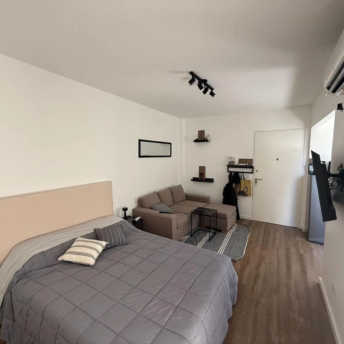 Kitnet mobiliada reformada (nunca habitada) em Palermo Hollywood