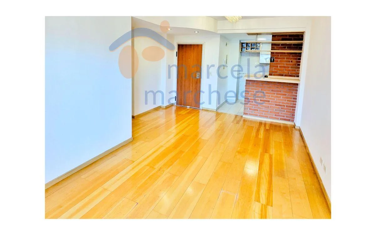 Semipiso de 3 ambientes con balcón y cochera en Flores