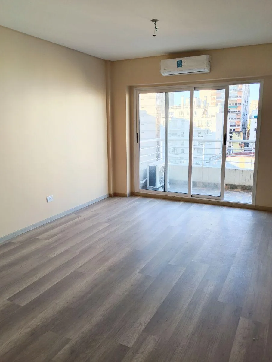 Departamento de 2 ambientes al frente con balcón en Flores