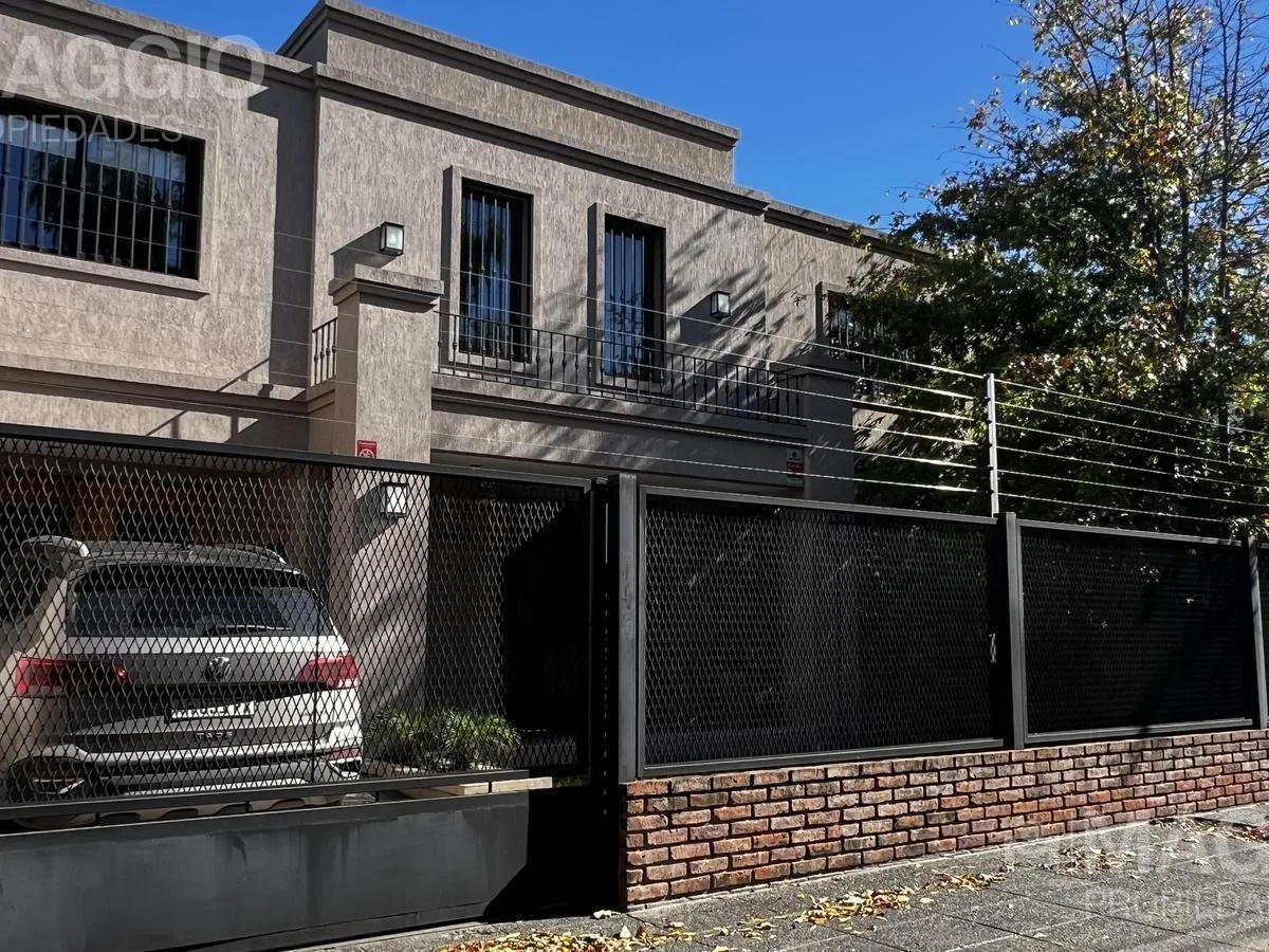 Casa de 5 ambientes en Villa Luzuriaga